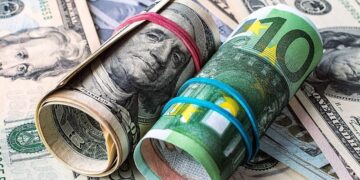 Dolar, Euro’yu 20 Yıl Sonra Solladı!