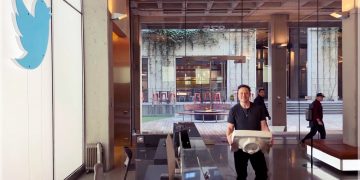 Elon Musk Twitter’ı Alıyor! Genel Merkeze Lavaboyla Girdi!