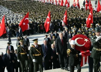 Tüm Devlet erkanı, Türkiye Cumhuriyeti’nin kurucusu Gazi Mustafa Kemal Atatürk’ün huzurunda