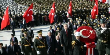 Tüm Devlet erkanı, Türkiye Cumhuriyeti’nin kurucusu Gazi Mustafa Kemal Atatürk’ün huzurunda