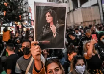 İran’da göstericiler Humeyni’nin doğduğu evi ateşe verdi