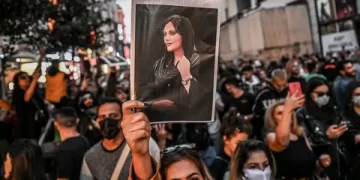 İran’da göstericiler Humeyni’nin doğduğu evi ateşe verdi