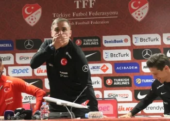 Stefan Kuntz sandalyeden düştü