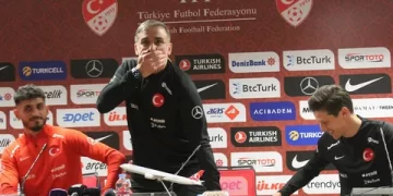 Stefan Kuntz sandalyeden düştü
