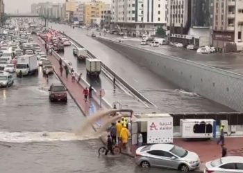 Suudi Arabistan’da sel baskını: Araçlar sele kapıldı