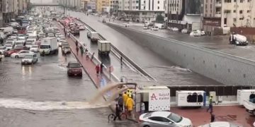 Suudi Arabistan’da sel baskını: Araçlar sele kapıldı