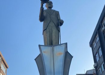 İstanbul’da Atatürk Anıtı’na baltayla saldıran şahış gözaltına alındı