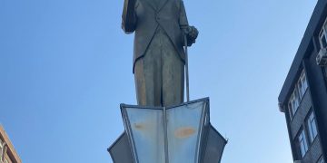 İstanbul’da Atatürk Anıtı’na baltayla saldıran şahış gözaltına alındı