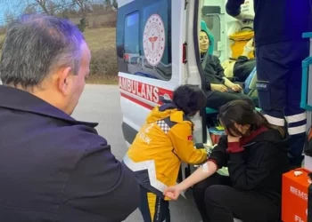 Bartın’da yolcu otobüsü yoldan çıkarak devrildi