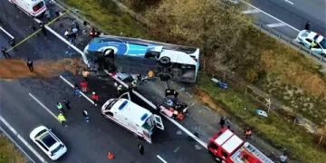 TEM Otoyolu Bolu geçişinde otobüs devrildi: 3 Ölü