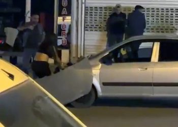 Adana’da kazaya sebep olan sürücü sinirle kendi aracını parçaladı