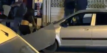 Adana’da kazaya sebep olan sürücü sinirle kendi aracını parçaladı