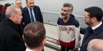 Cumhurbaşkanı Erdoğan, köprüde intihar etmek isteyen vatandaşı ikna etti
