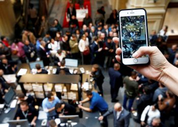 Batum’da ucuz iPhone izdihamı