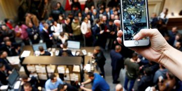 Batum’da ucuz iPhone izdihamı