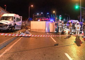 Kartal’da kamyonetle servis minibüsü çarpıştı: 1 ölü, 2 yaralı