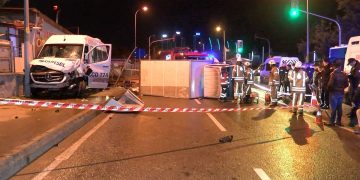 Kartal’da kamyonetle servis minibüsü çarpıştı: 1 ölü, 2 yaralı