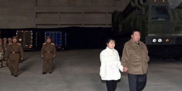 Kuzey Kore lideri, kıtalararası füze denemesine kızıyla katıldı