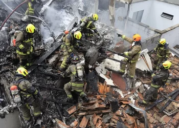 Kolombiya’da küçük bir yolcu uçağı yerleşim bölgesine düştü