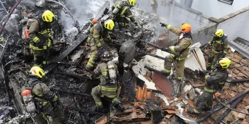 Kolombiya’da küçük bir yolcu uçağı yerleşim bölgesine düştü