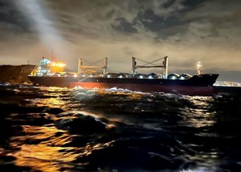 Marmara’da tahıl gemisi karaya oturdu