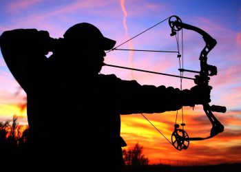 Sokakta gürültü yapan kişi ok atılarak öldürüldü