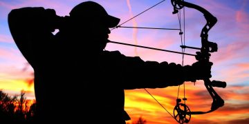 Sokakta gürültü yapan kişi ok atılarak öldürüldü