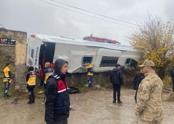 Diyarbakır’da yolcu otobüsü devrildi: Yaralılar var