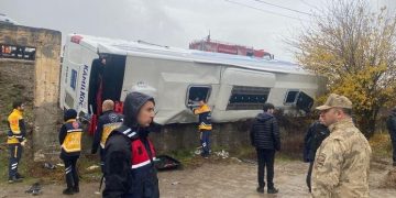 Diyarbakır’da yolcu otobüsü devrildi: Yaralılar var