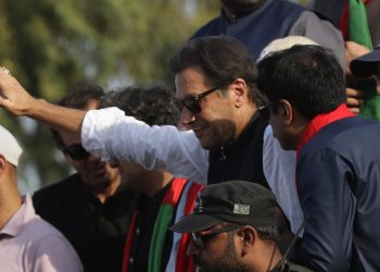 Pakistan’ın eski başbakanı İmran Han’ın seçim konvoyuna saldırı