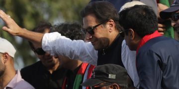 Pakistan’ın eski başbakanı İmran Han’ın seçim konvoyuna saldırı