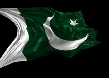 Pakistan’da polis aracına bombalı saldırı