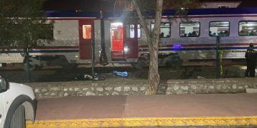 Scooter kullanan genç, trenin altında kalarak hayatını kaybetti