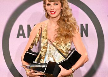 2022 Amerikan Müzik Ödülleri’nde ünlülerin kırmızı halı şıklığı