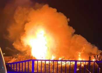 Beylikdüzü’nde TIR parkında yangın: 4 TIR kullanılmaz halde