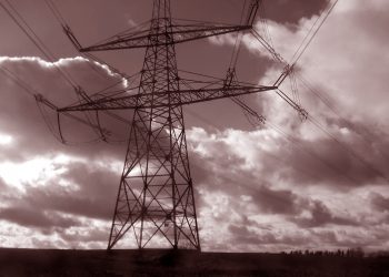 Uçak, yüksek gerilim hattına çarptı: Kent karanlığa gömüldü