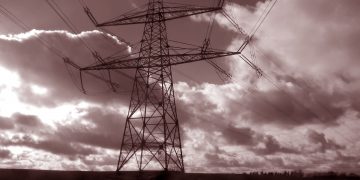 Uçak, yüksek gerilim hattına çarptı: Kent karanlığa gömüldü