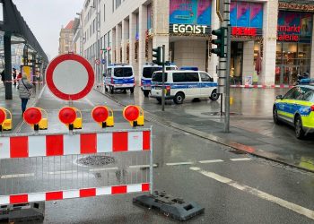 Almanya’da alışveriş merkezinde iki kişiyi rehin alan saldırgan yakalandı