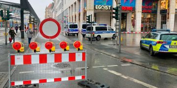 Almanya’da alışveriş merkezinde iki kişiyi rehin alan saldırgan yakalandı