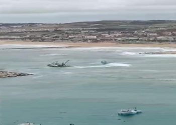 Tekneler alabora tehlikesi yaşadı: Arnavutköy’de dev dalgalar…