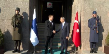 Bakan Akar, Finlandiyalı mevkidaşı ile bir araya geldi