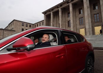 Bakan Varank Meclis’e Togg ile geldi