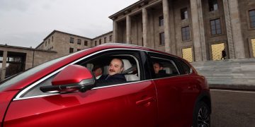 Bakan Varank Meclis’e Togg ile geldi