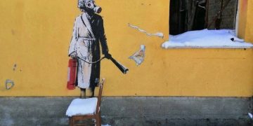 Banksy’nin Ukrayna’daki eserini duvardan sökerek çalmaya çalıştılar
