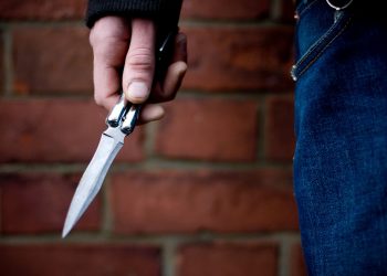 Almanya’da okula giden iki çocuğa bıçaklı saldırı