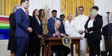 Biden, eşcinsel evlilikleri koruma altına alan yasayı onayladı