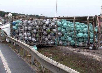 Büyükçekmece’de tüp kamyonu devrildi! Kaza, bölgedeki trafiği kilitlendi