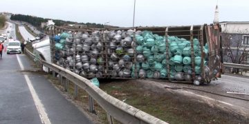 Büyükçekmece’de tüp kamyonu devrildi! Kaza, bölgedeki trafiği kilitlendi