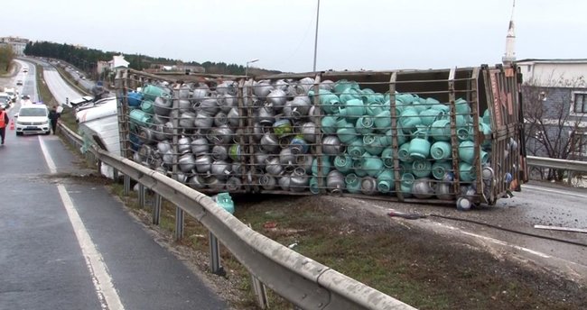 buyukcekmecede tup kamyonu devrildi bolgeye ekipler sevk edildi habermeydan