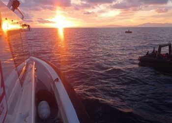 Datça’da, Yunanistan tarafından itilen 27 kaçak göçmen kurtarıldı